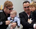 Anh công nhận hôn nhân đồng tính, Elton John làm đám cưới