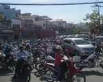 Xe quá khổ mắc kẹt, cầu Tân Thuận thành bãi xe hỗn loạn