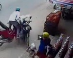 Clip lùi xe trên vỉa hè cũng bị tông như trời giáng
