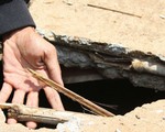 Xe tải làm vỡ nắp mương thoát nước, lộ bêtông cốt tre