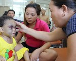 Bé 4 tuổi bị cha mẹ bạo hành phải nhập viện