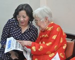 Lãnh đạo Tuyên giáo TP.HCM nghe cụ 102 tuổi đọc báo