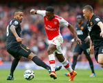 Welbeck cứu Arsenal