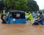 Nhiều nơi nước lũ ngập tới thắt lưng ở Jakarta