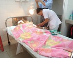 Ngồi trên ghe gội đầu, bị máy ghe cuốn lóc da đầu