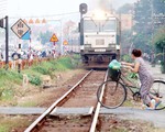 Tàu lửa bóp còi vẫn 'hiên ngang' băng qua