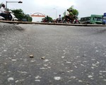 Đường lún cả tấc, nhà thầu nói do xe nhiều và trời nắng