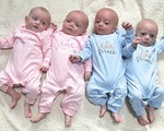 Hi hữu người mẹ sinh tư từ 4 trứng riêng biệt