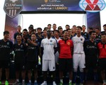 Andy Cole gây ấn tượng mạnh trên sân Cẩm Phả