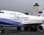Xe chở băng chuyền hành lý đụng móp máy bay