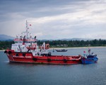 Cứu hộ tàu cá cùng 8 thuyền viên