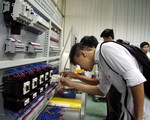 Doanh nghiệp tặng trường thiết bị và giáo trình thí nghiệm