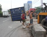 ​Xe đầu kéo tông 30m dải phân cách, lao qua làn xe máy