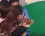 ​Nữ du khách Trung Quốc suýt mất mũi vì... hôn trăn