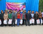 Thưởng Tết Nguyên đán cho giáo viên vùng cao là... tờ lịch Tết