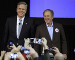Cựu tổng thống Bush tái xuất, vận động cho em trai