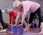Cụ bà khỏe mạnh tuổi 100 nhờ tập yoga