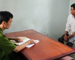 Bắt tạm giữ kẻ ném con 6 tháng tuổi vào lửa