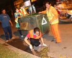 Nửa đêm quét rác, thấy mình lớn thêm