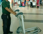 Nhân viên sân bay Phú Quốc trả lại tiền cho khách bỏ quên