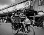 Đẫm nước mắt người mẹ bán xôi và đứa con nuôi ung thư