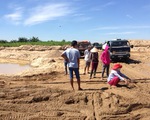 ​Lo lũ phá làng, dân chặn xe xúc cát giữa sông Trà Khúc
