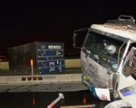 Container húc dải phân cách, lật thùng trên cầu Sài Gòn