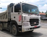 Xe tải biển số quân sự chở quá tải, bất chấp kiểm tra