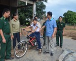 Thượng tá biên phòng đi xin xe đạp cho học trò nghèo