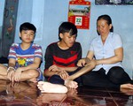 Góa phụ nghèo nuôi con “xương thủy tinh”