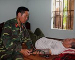 Chiến sĩ cùng ăn, cùng ở, cùng làm với dân