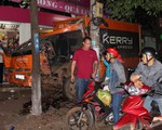 Xe chuyển phát nhanh tông ba bà cháu rồi bỏ chạy