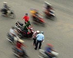 Một người té xe trên đường Sài Gòn, chục người ra đỡ