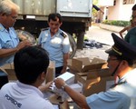 Giữ lô điện thoại, mỹ phẩm, rượu ngoại... 8 tỉ không giấy tờ