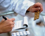 Bác sĩ&nbsp;​kê toa thực phẩm chức năng cho bệnh nhân là sai