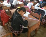 Khốn khổ vì bàn ghế... “siêu lùn”
