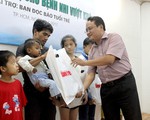 Báo Tuổi Trẻ trao tiền hỗ trợ bệnh nhi suy thận
