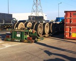 ​Vụ lật container thứ 6 tại khúc cua chân cầu Phú Hữu