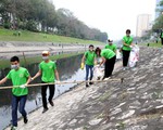 Chàng thanh niên Mỹ cùng sinh viên Hà Nội dọn rác sông Tô Lịch