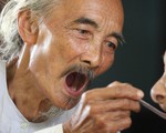 Còn mẹ già để được 