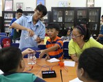 Nhật ký phóng viên: Học hóa qua sợi vải, nước muối, khẩu trang