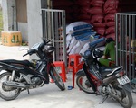 Sang nhà hàng xóm giải quyết mâu thuẫn, 4 người bị tạt axít