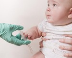 ​Nhiều nguy cơ với cộng đồng khi 'lười' tiêm vắcxin cho trẻ nhỏ