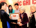 Trao bằng Tổ quốc ghi công cho 498 thân nhân liệt sĩ