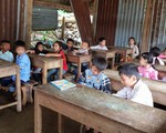 Trường sập vách, học sinh bì bõm vào lớp