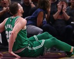 ​Clip cầu thủ bóng rổ ở NBA gãy gập chân