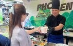 Thực khách Hàn Quốc thích thú với phở Việt, bánh mì, chả giò tại Vietnam Phở Festival 2024