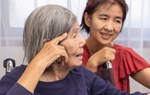 Liệu Alzheimer có nguy cơ di truyền từ mẹ sang con không?