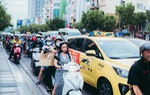 Người chạy xe máy 'hết sức giận' vì bị ô tô lấn ép, đề nghị trích camera phạt nguội