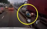 Clip xe container chạy trong làn xe máy, ép xe lôi tông vào con lươn
